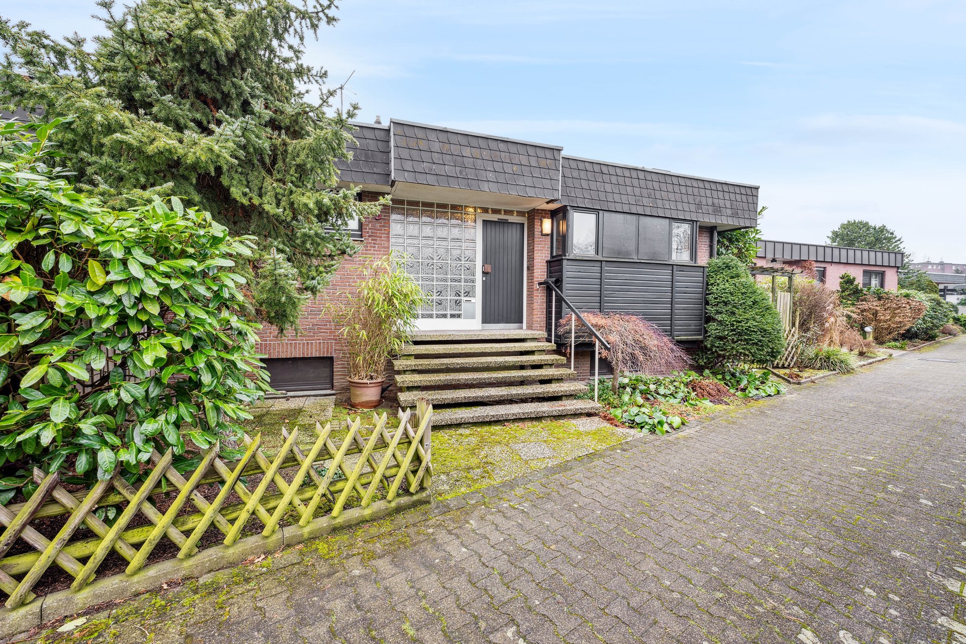 Foto Freistehender Bungalow mit gro�em Garten, Garage & Carport!