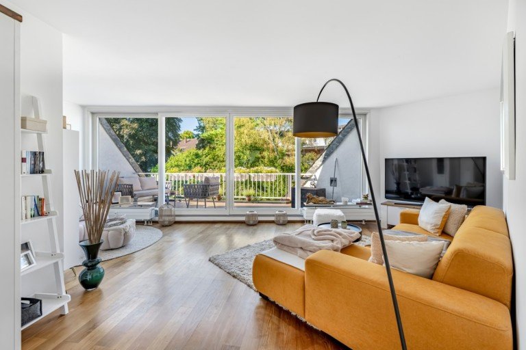 CHRISTIAN HELLMANN Real Estate - Immobilienmakler D�sseldorf - Wohnung kaufen D�sseldorf Dachgeschosswohnung Penthouse-Flair in D�sseltal - lichtdurchflutete Dachgeschosswohnung mit Sonnenterrasse & Balkon