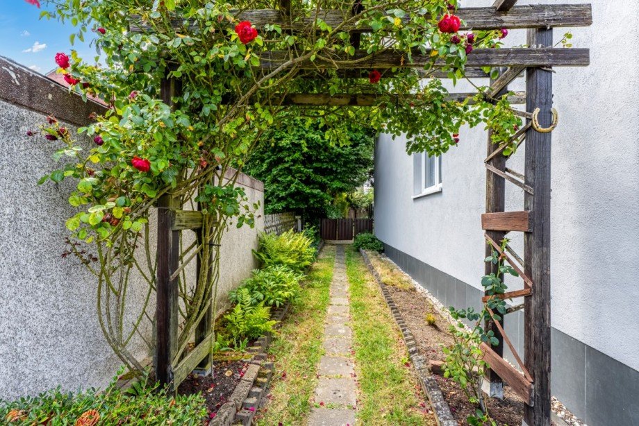 Seitlicher Gartenzugang Mehrfamilienhaus Herzogenrath