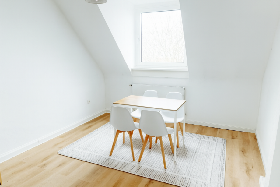 Wohn-/ Esszimmer Dachgeschosswohnung D�sseldorf