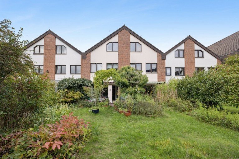 CHRISTIAN HELLMANN Real Estate - Immobilienmakler D�sseldorf - Haus kaufen D�sseldorf Reihenmittelhaus Familienfreundliches Reihenmittelhaus mit Garten in begehrter Lage von D�sseldorf-Benrath!