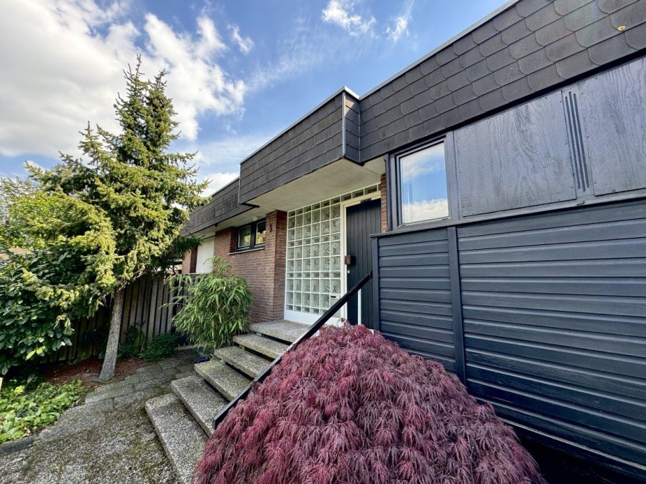 Hauseingang des verkauften Bungalows in Neuss-Weckhoven