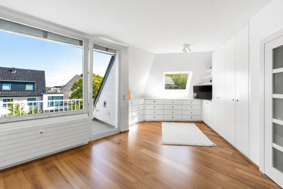 Schlafzimmer mit Einbauschr�nken Dachgeschosswohnung D�sseldorf