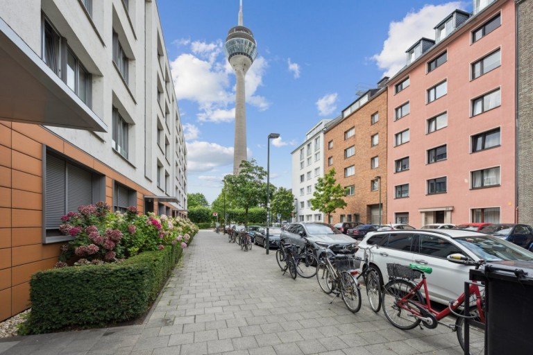 CHRISTIAN HELLMANN Real Estate_Immobilienmakler D�sseldorf D�sseldorf Mehrfamilienhaus Kapitalanlage mit Potenzial in Bestlage - Mehrfamilienhaus in direkter Rheinturm-N�he!