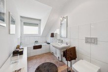 Badezimmer Exklusives Wohnen in Bestlage - Lorettoviertel! Altbau-Charme trifft moderne Dachgeschosswohnung!