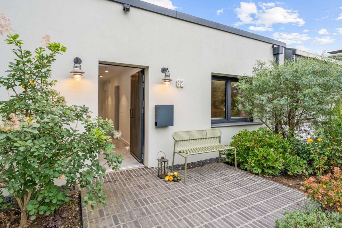 Vorderansicht des verkauften Bungalows in D�sseldorf-Angermund mit Hauseingang und Vorgarten