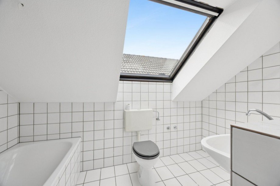 Badezimmer Dachgeschoss Reihenmittelhaus D�sseldorf