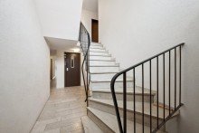 Hauseingang Loggia, Tiefgaragenstellplatz und Aufzug - komfortables Wohnen in zentraler Lage!