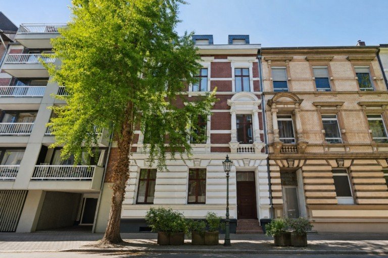 CHRISTIAN HELLMANN Real Estate - Immobilienmakler D�sseldorf - Wohnung kaufen D�sseldorf D�sseldorf Dachgeschosswohnung Exklusives Wohnen in Bestlage - Lorettoviertel! Altbau-Charme trifft moderne Dachgeschosswohnung!