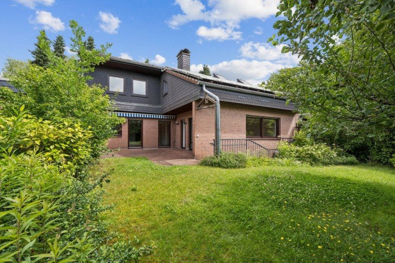 CHRISTIAN HELLMANN Real Estate Immobilienmakler D�sseldorf Haus kaufen Kaarst Bungalow Au�ergew�hnlicher Bungalow mit Dachgeschoss-Atelier, 3 Stellpl�tzen und sch�nem Familiengarten
