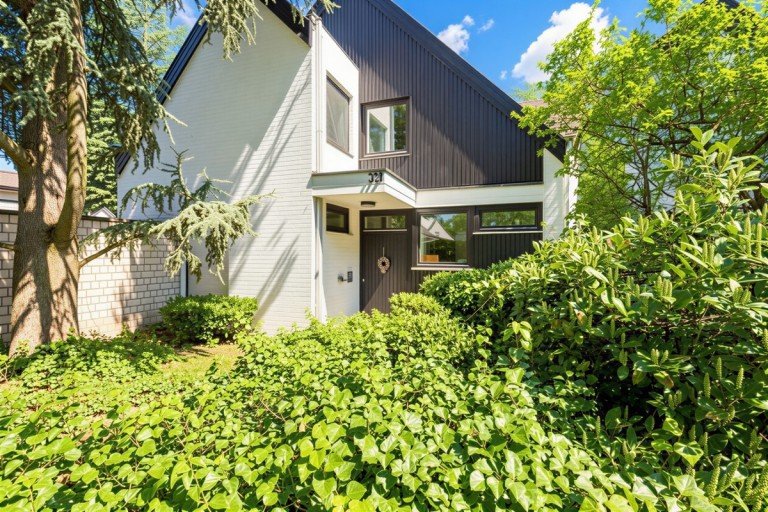 CHRISTIAN HELLMANN Real Estate - Immobilienmakler D�sseldorf D�sseldorf Reihenendhaus Exklusives Reiheneckhaus in Rheinn�he! Stilvolles Wohnen mit Garten in D�sseldorf-Wittlaer!