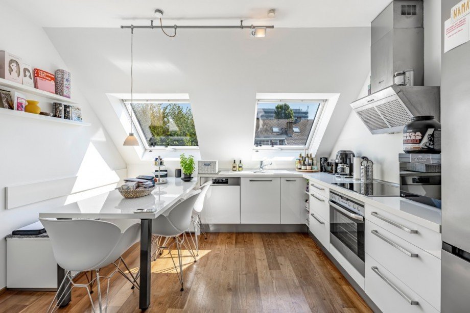 Moderne Einbauk�che mit Essplatz Dachgeschosswohnung D�sseldorf