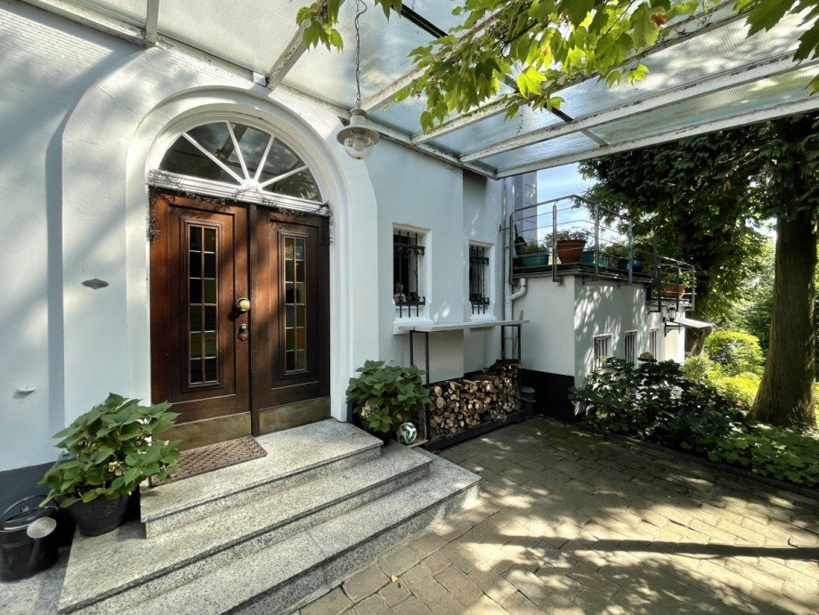 �berdachter Eingangsbereich Villa Wuppertal